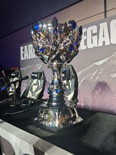 所有跟《英雄联盟》有关的故事,都将与Faker相遇