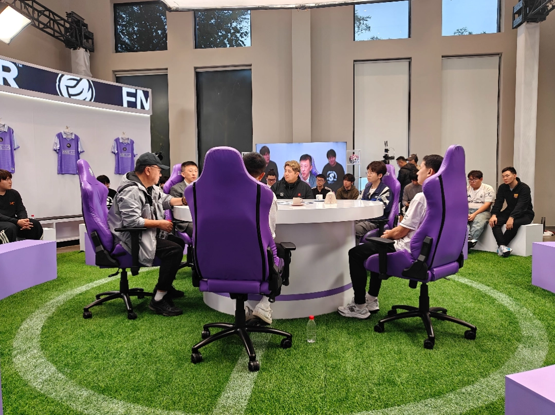 《足球经理26》邀请我们开了一场“国足未来研讨会”
