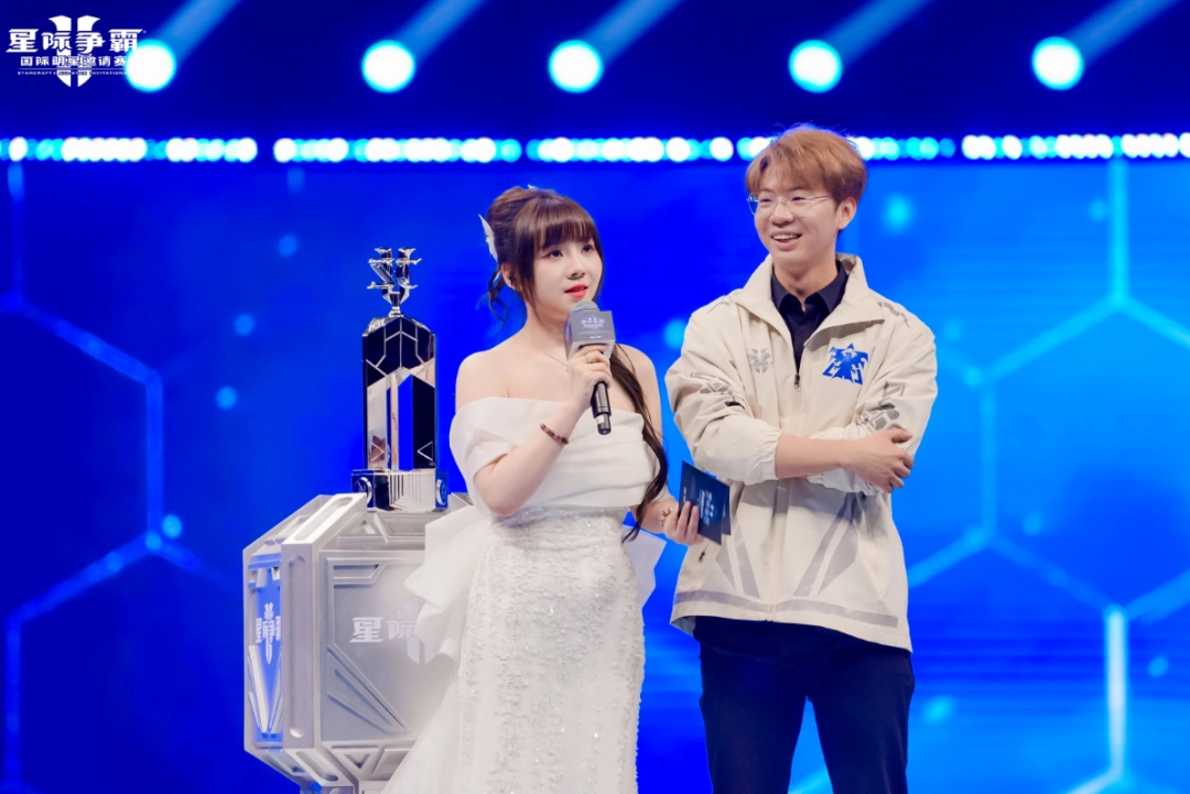 在《星际争霸Ⅱ》国际明星邀请赛现场,大家都是当初那个少年