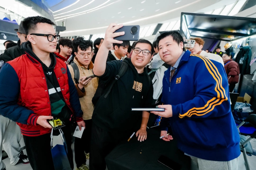 在《星际争霸Ⅱ》国际明星邀请赛现场,大家都是当初那个少年