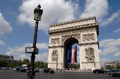 老辈子拍照，为啥让巴黎旅游变成了村口打卡