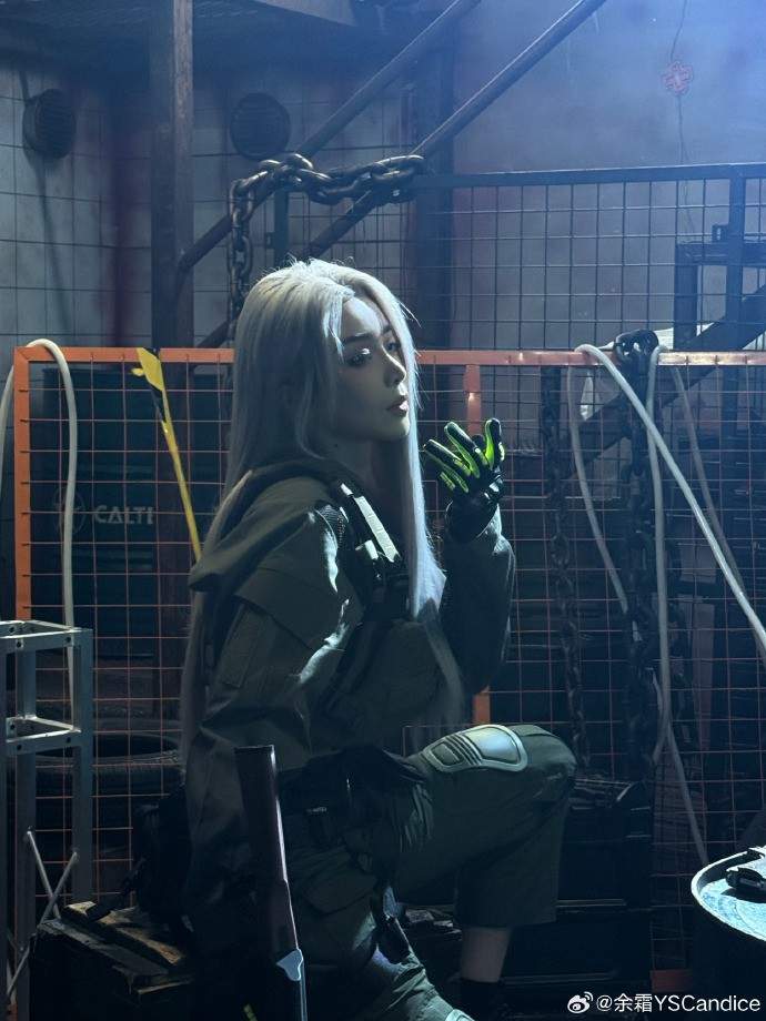 余霜COS《暗区突围》美图 白发侧颜超美丽