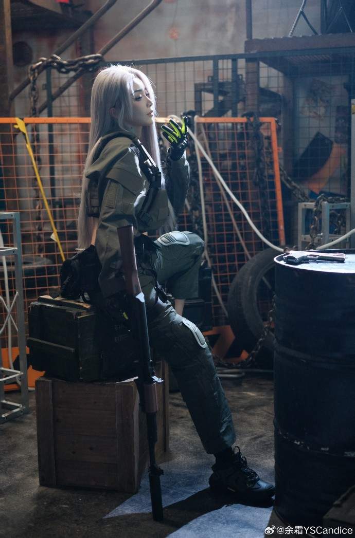 余霜COS《暗区突围》美图 白发侧颜超美丽