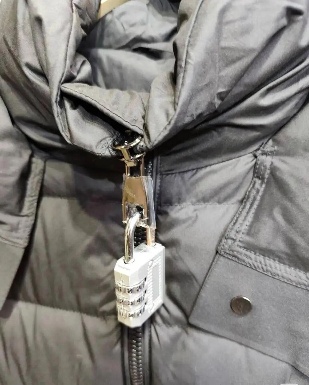 为了防止恶意退货,服装店老板给衣服挂上了烟灰缸