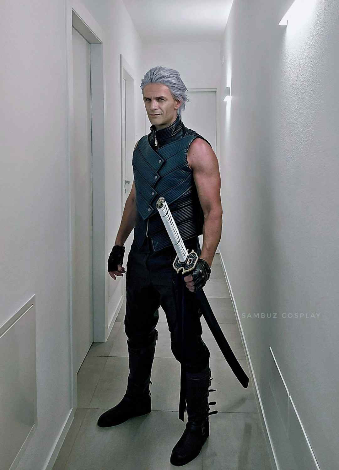 皮衣配圣诞帽！意大利Coser演绎《鬼泣5》圣诞但丁