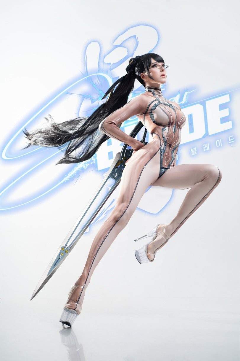 把持不住! 国外知名模特穿透明装战衣cos《剑星》伊芙