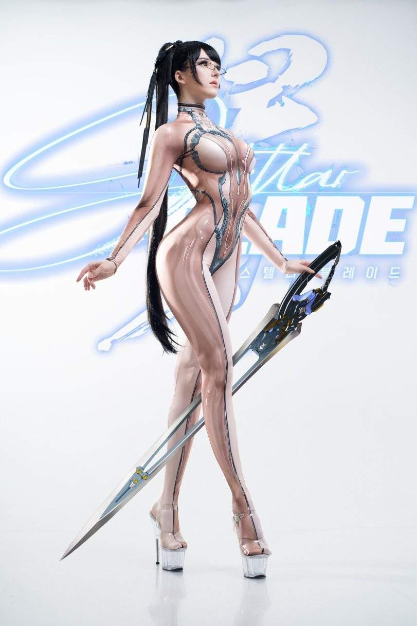 把持不住! 国外知名模特穿透明装战衣cos《剑星》伊芙