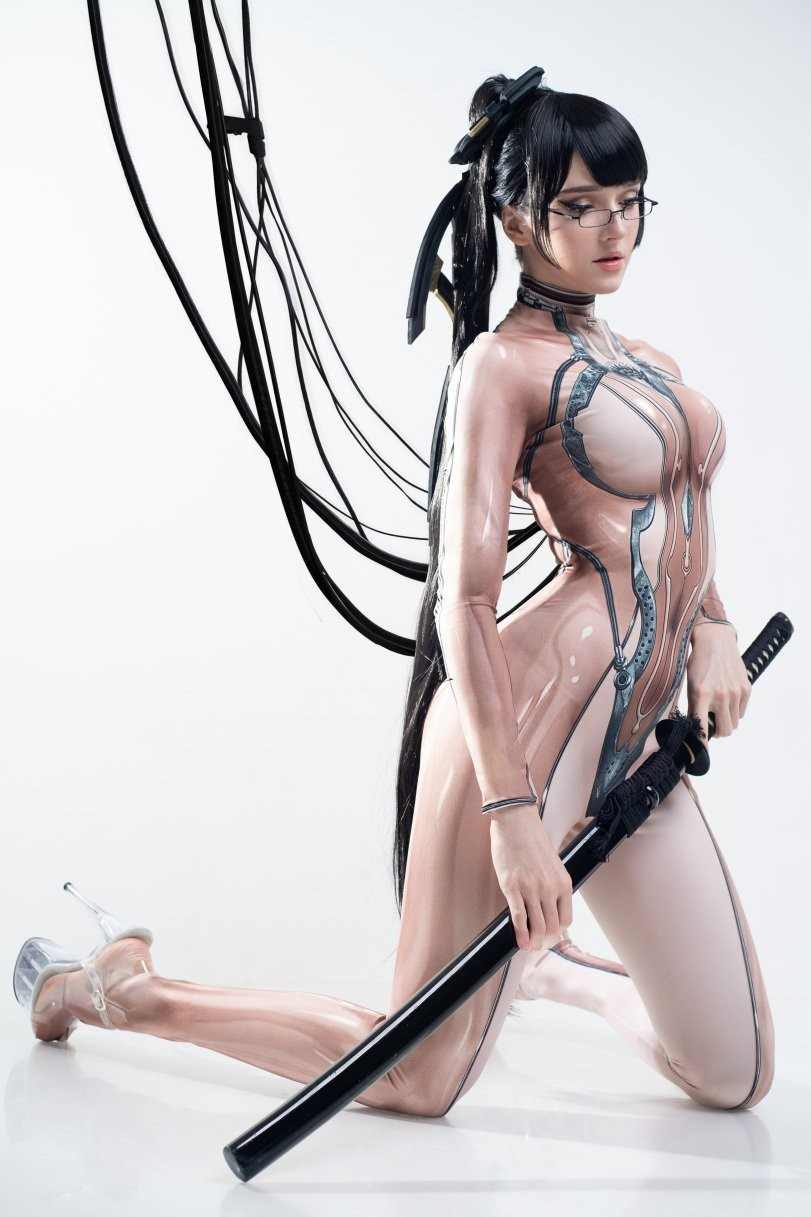 把持不住! 国外知名模特穿透明装战衣cos《剑星》伊芙