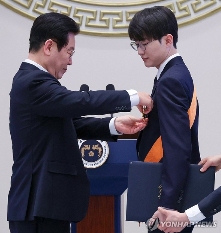 传奇电竞选手Faker获青龙勋章 韩国总统亲自颁发